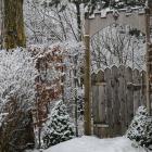 Holztor in den Garten im Winter